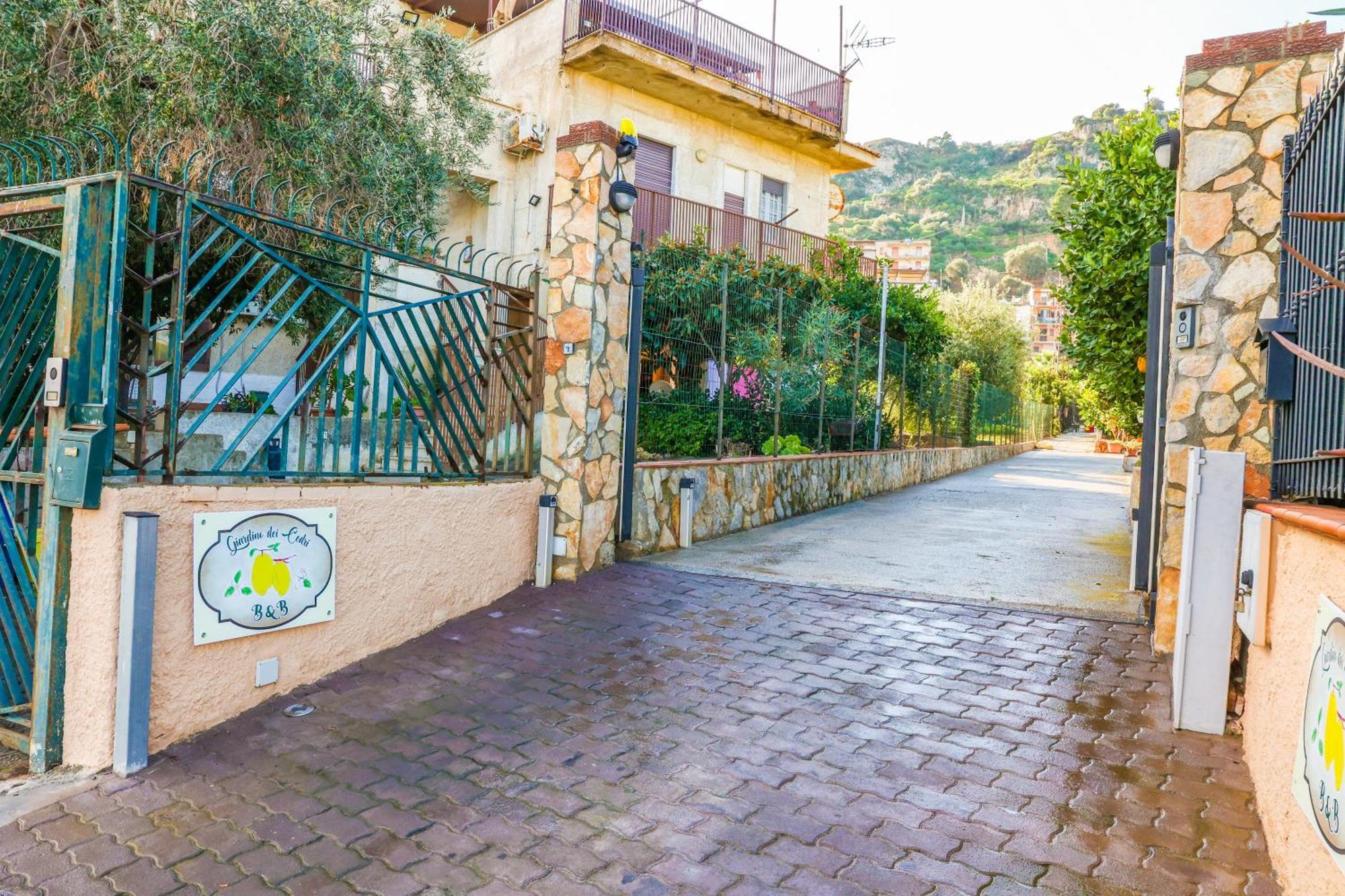 Bed & Breakfast Giardino Dei Cedri *